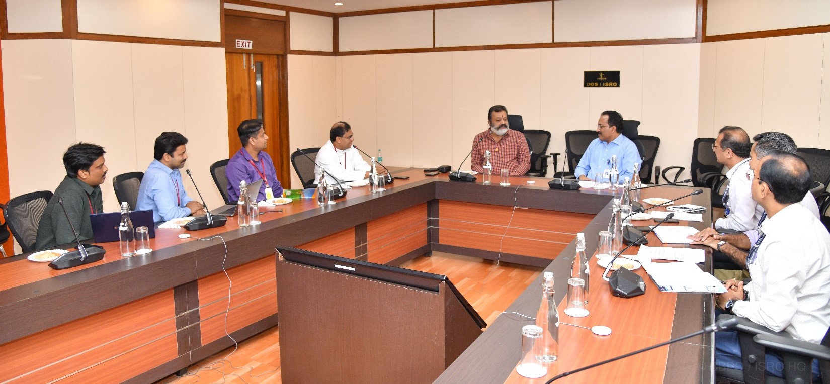 Shri Suresh Gopi, Hon'ble Minister of State, meets Shri S. Somanath, Chairman, ISRO